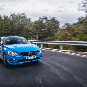 2017-volvo-s60-polestar_100596636_h.jpg